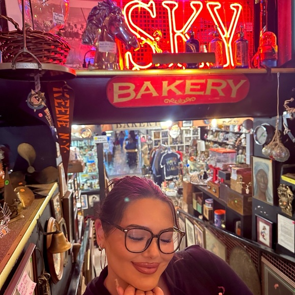 Meet your Posher, Sky - Picture 5 of 8